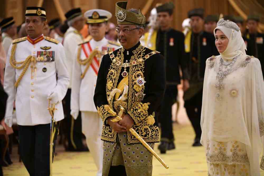 ↑7月30日，在马来西亚吉隆坡，马来西亚第16任最高元首阿卜杜拉（中）出席登基仪式。新华社发（马来西亚新闻局）